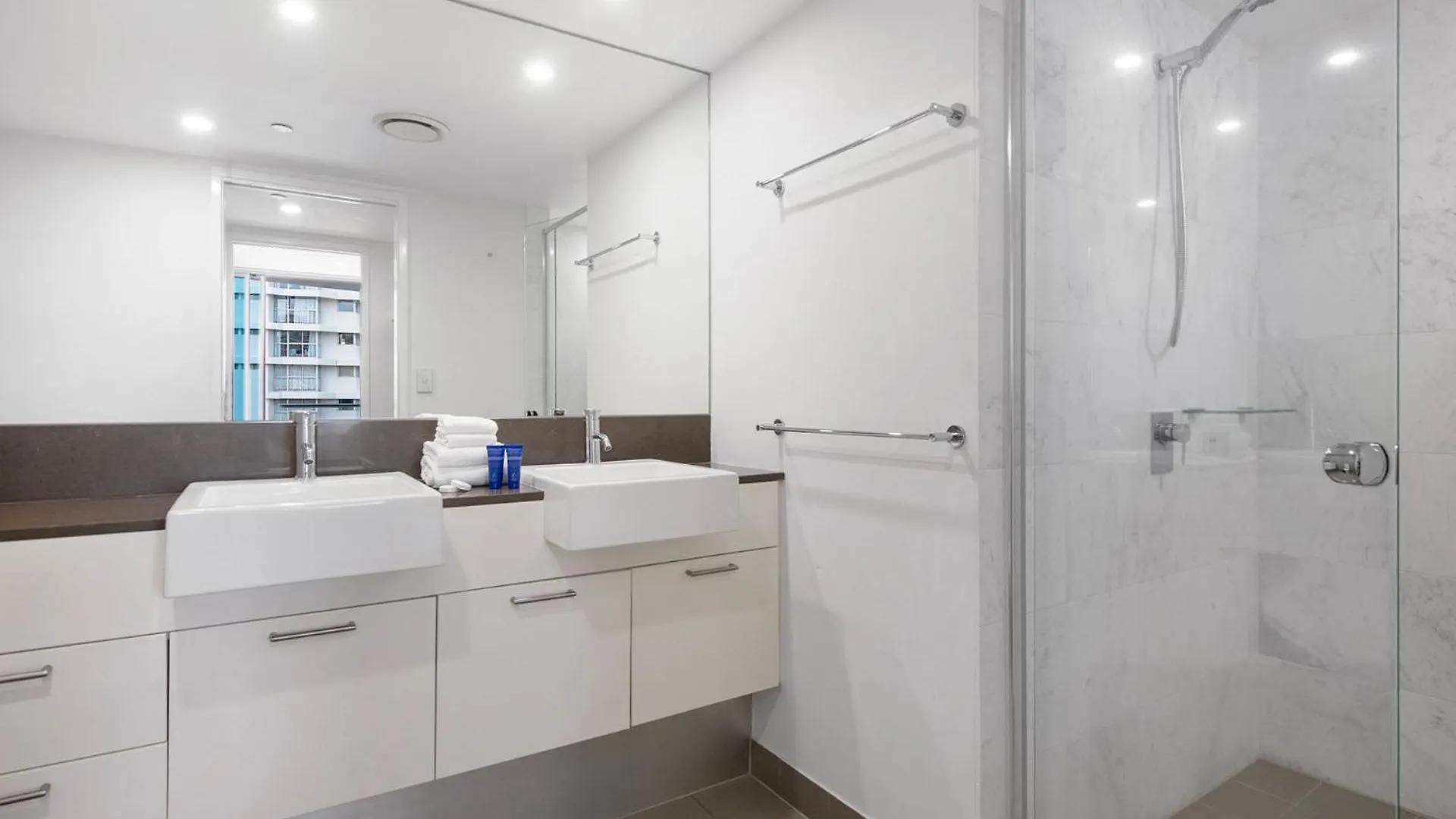 Artique 3 Bedroom Apartment Close To The Beach - Coasthm Gold Coast Australia