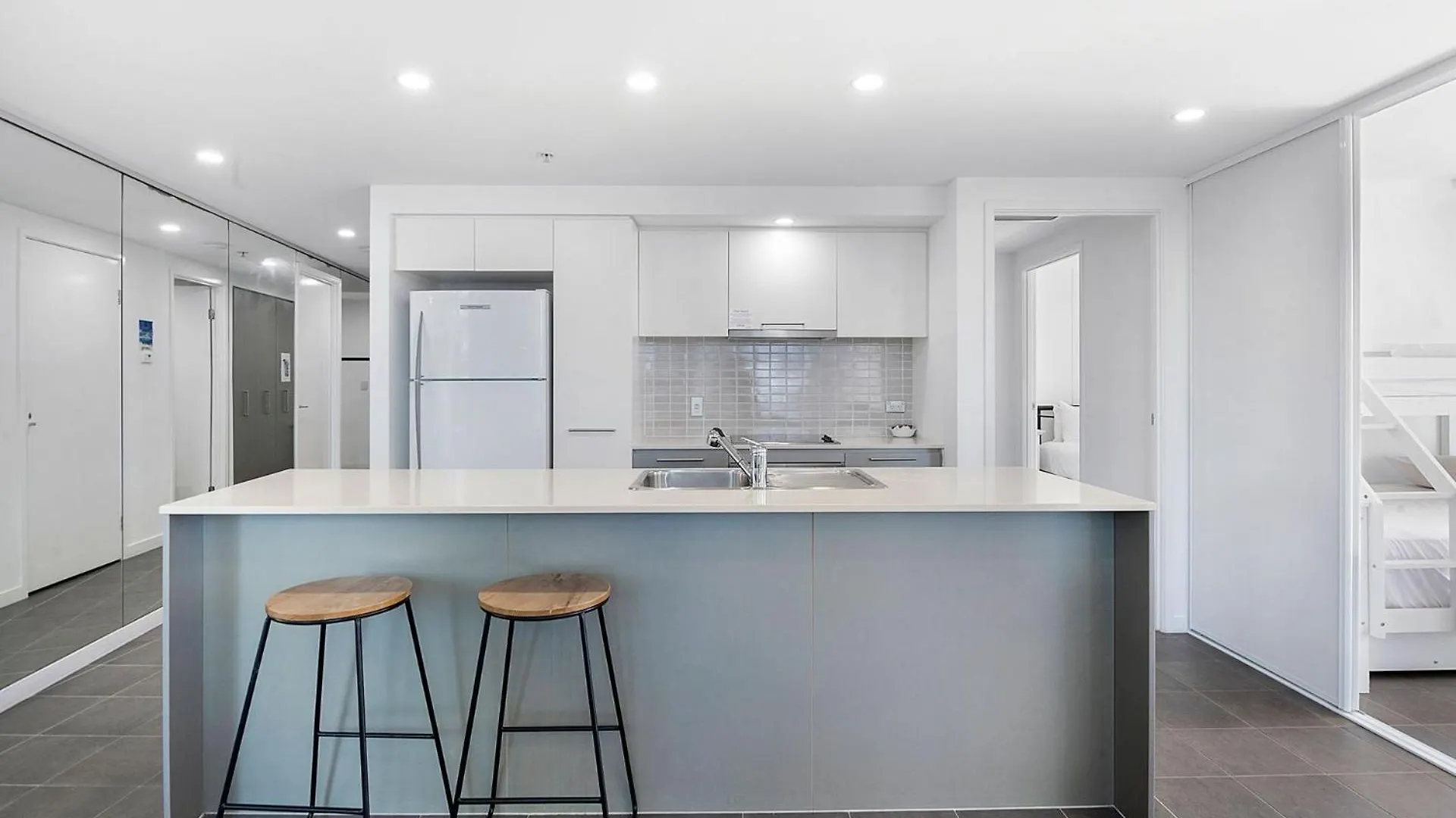 Artique 3 Bedroom Apartment Close To The Beach - Coasthm Gold Coast Australia