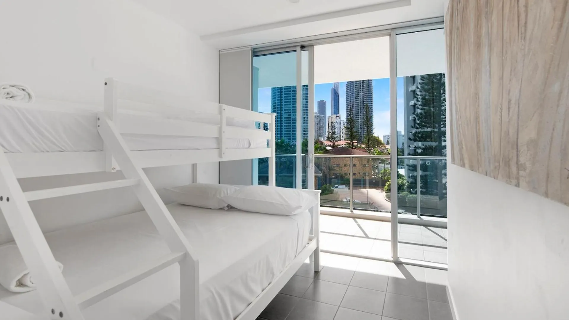 Artique 3 Bedroom Apartment Close To The Beach - Coasthm Gold Coast