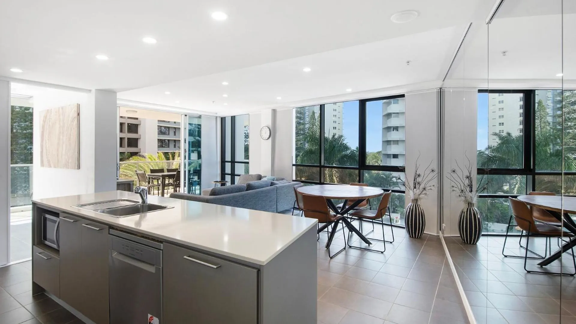 Artique 3 Bedroom Apartment Close To The Beach - Coasthm Gold Coast