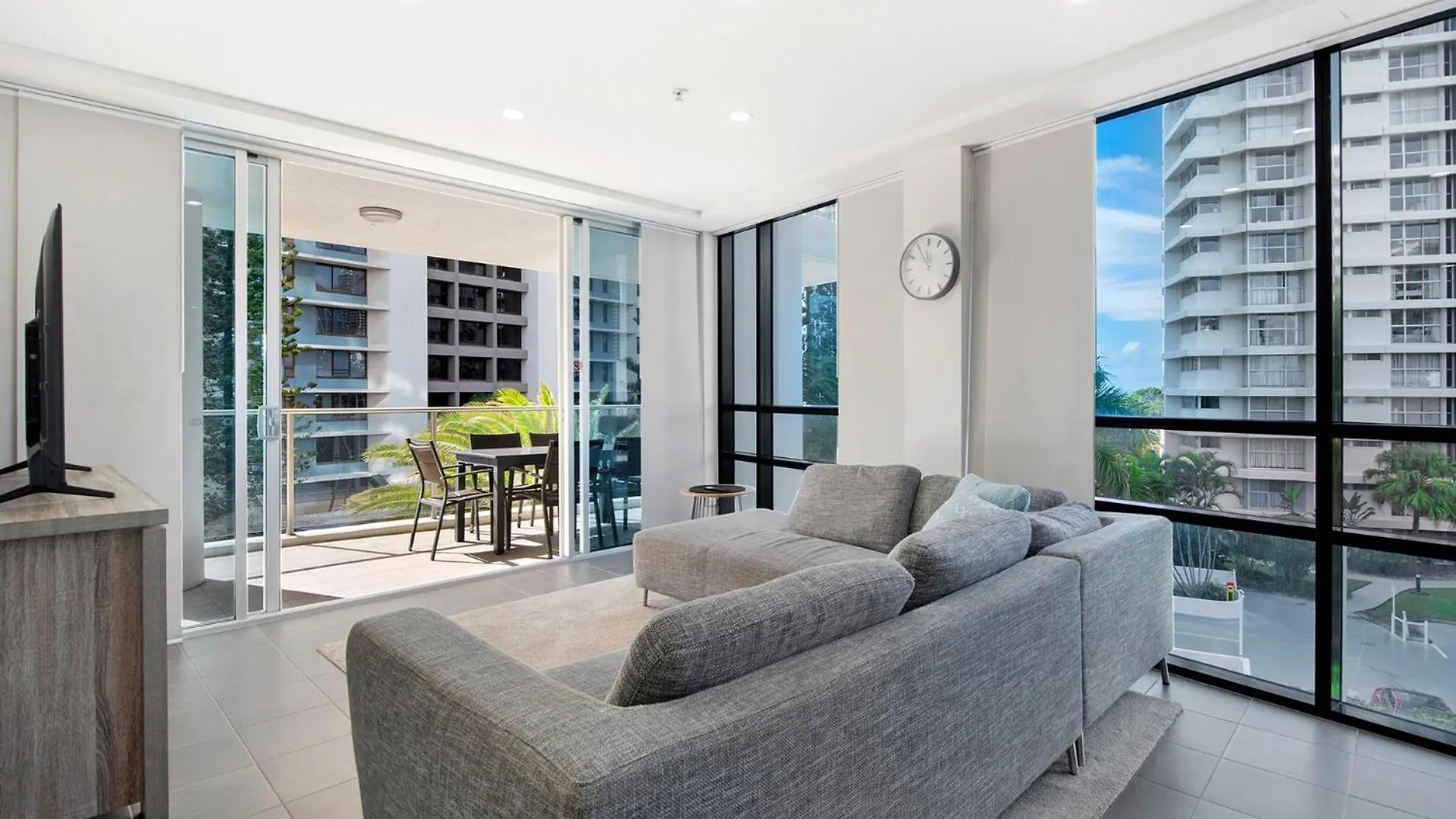 Artique 3 Bedroom Apartment Close To The Beach - Coasthm Gold Coast Australia