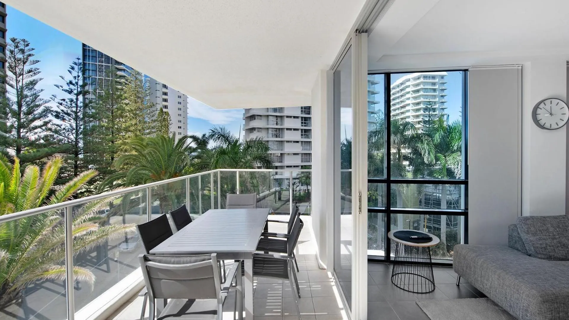 Artique 3 Bedroom Apartment Close To The Beach - Coasthm Gold Coast