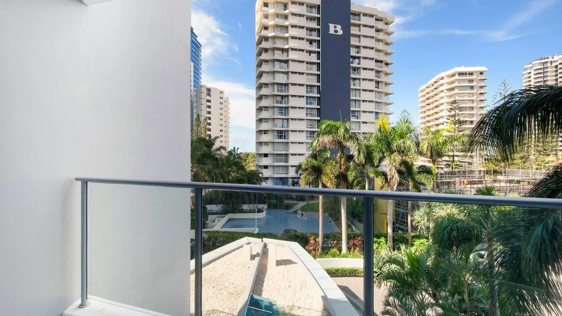Artique 3 Bedroom Apartment Close To The Beach - Coasthm Gold Coast