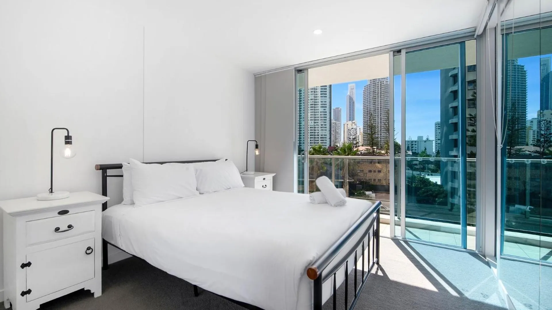Artique 3 Bedroom Apartment Close To The Beach - Coasthm Gold Coast