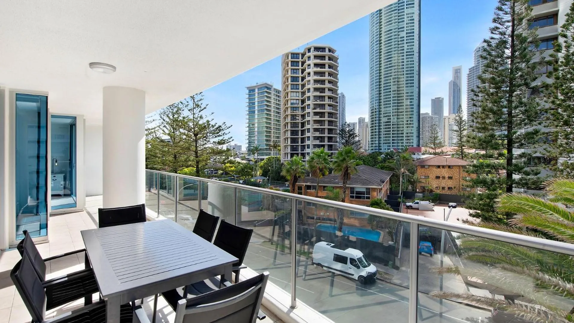 Artique 3 Bedroom Apartment Close To The Beach - Coasthm Gold Coast