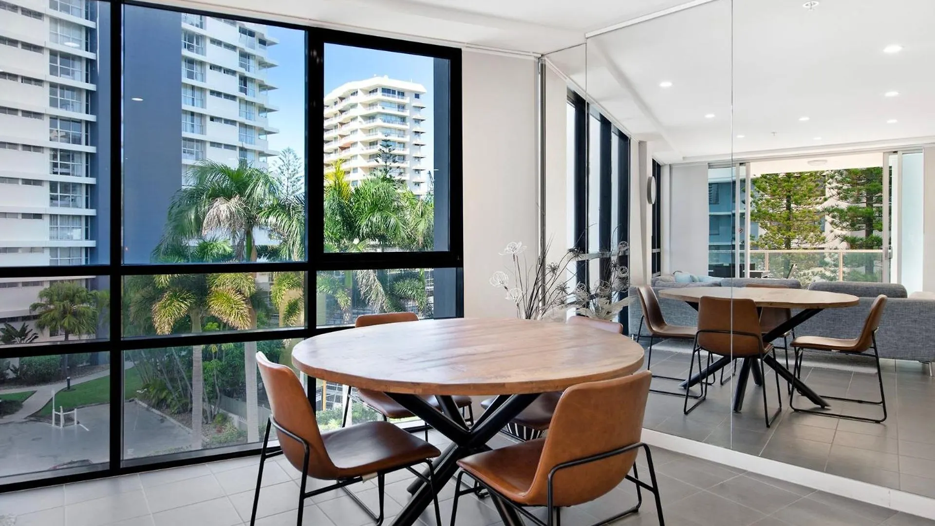 Artique 3 Bedroom Apartment Close To The Beach - Coasthm Gold Coast