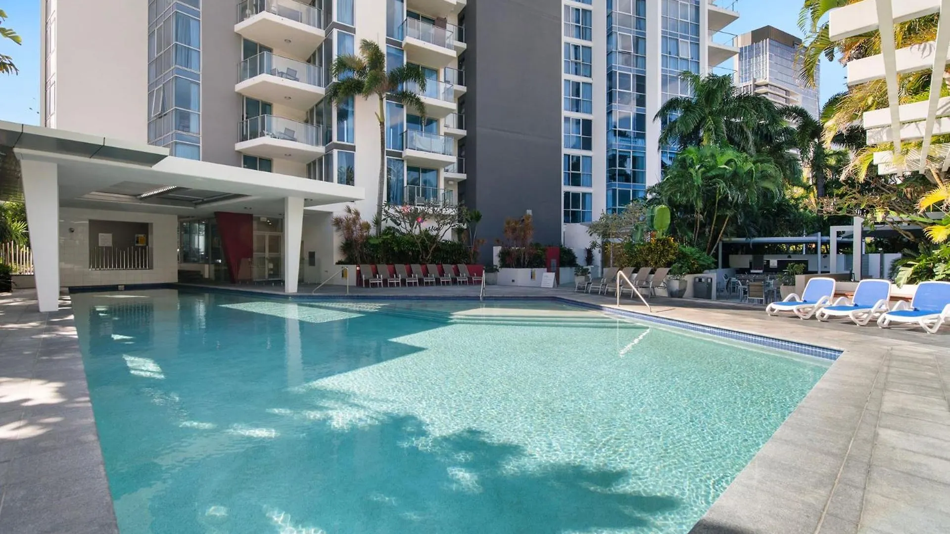Artique 3 Bedroom Apartment Close To The Beach - Coasthm Gold Coast